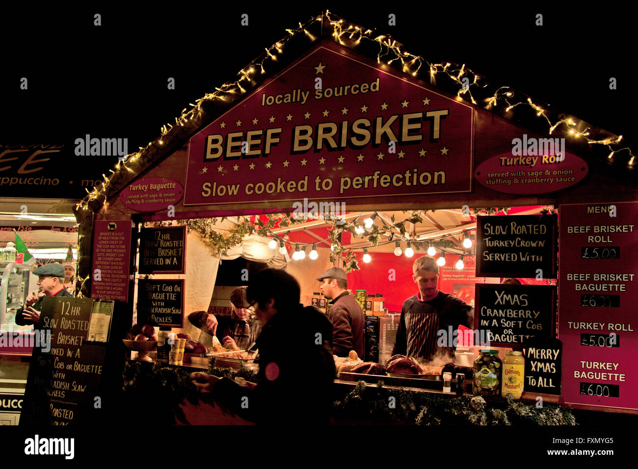 Weihnachtsmarkt in Lincoln, Lincolnshire, England, einen Lebensmittel-Stand Brust und Brust Rollen und andere Sandwiches zu verkaufen. Stockfoto