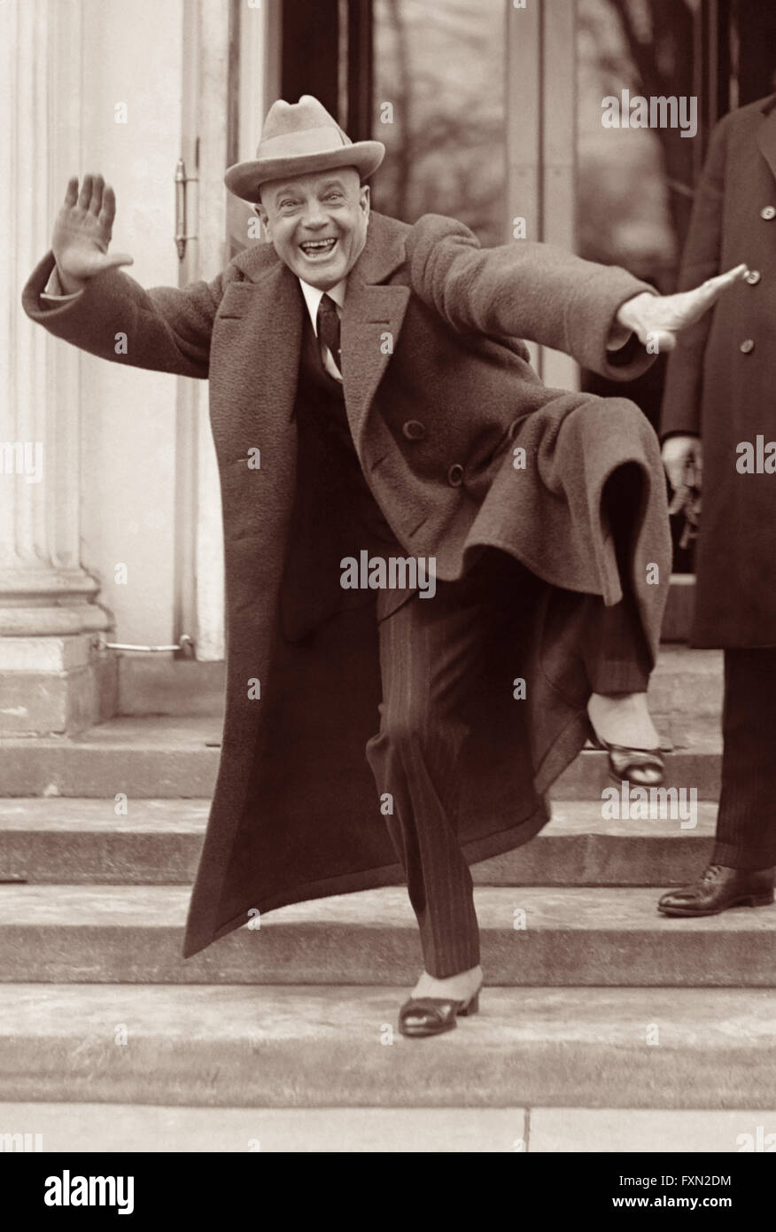 Billy Sunday, beliebte Baseball-Spieler im des späten 19. Jahrhunderts und den einflussreichsten amerikanischen Evangelisten in den ersten zwei Jahrzehnten des 20. Jahrhunderts, fällt eine "pitching" Pose auf den Stufen des weißen Hauses am 20. Februar 1922. Stockfoto