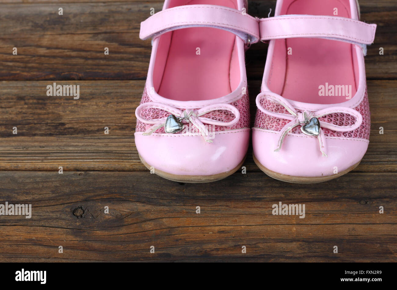 Mädchen Schuhe über Holzdeck Boden. Stockfoto