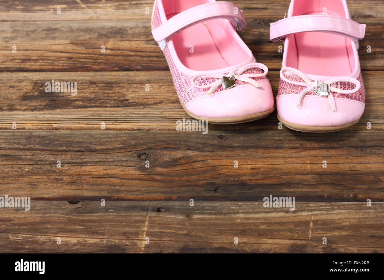 Mädchen Schuhe über Holzdeck Boden. Stockfoto