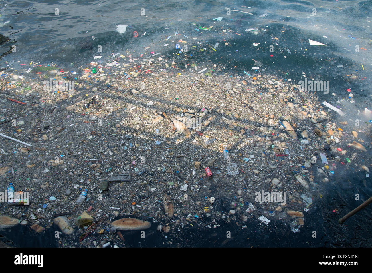 Verschmutzung der Plastik Müll im Meer Istanbul, Türkei Stockfotografie ...