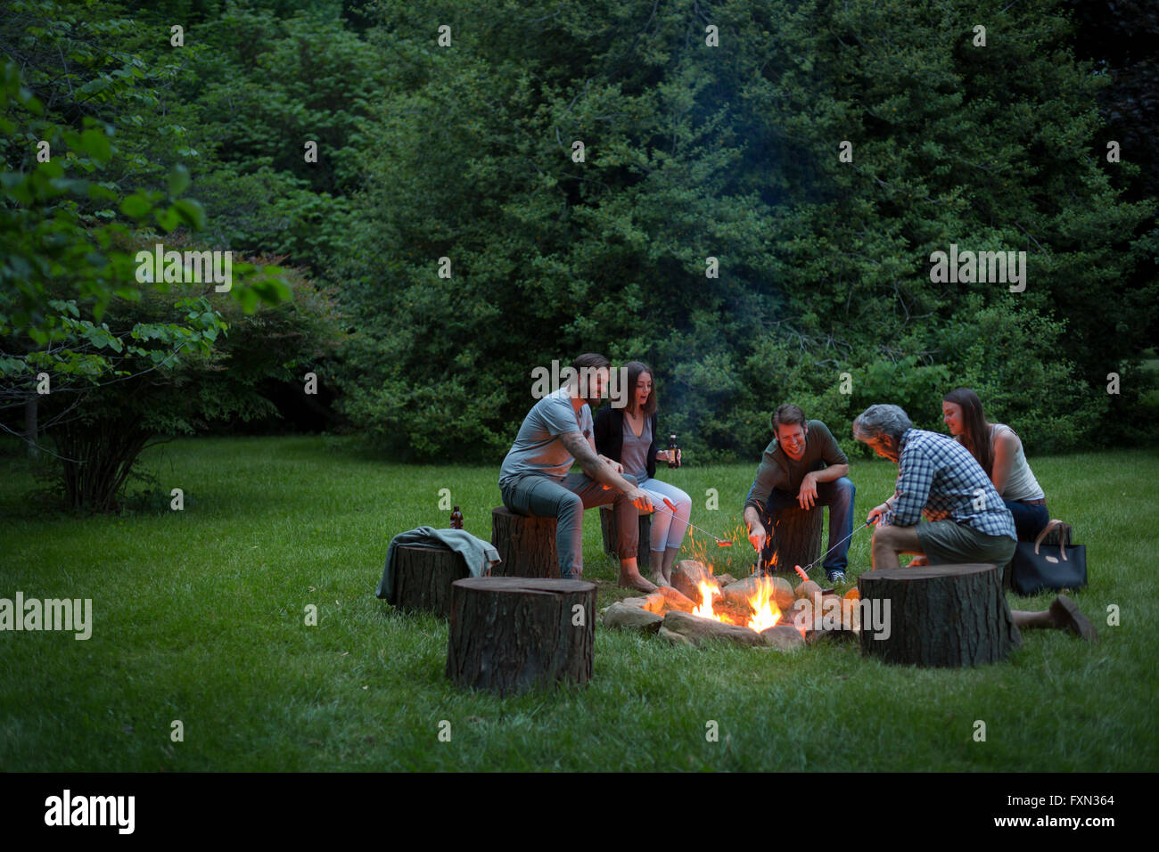 Gruppe von Erwachsenen an einer Feuerstelle, Brampton Inn Chestertown, Maryland, USA Stockfoto