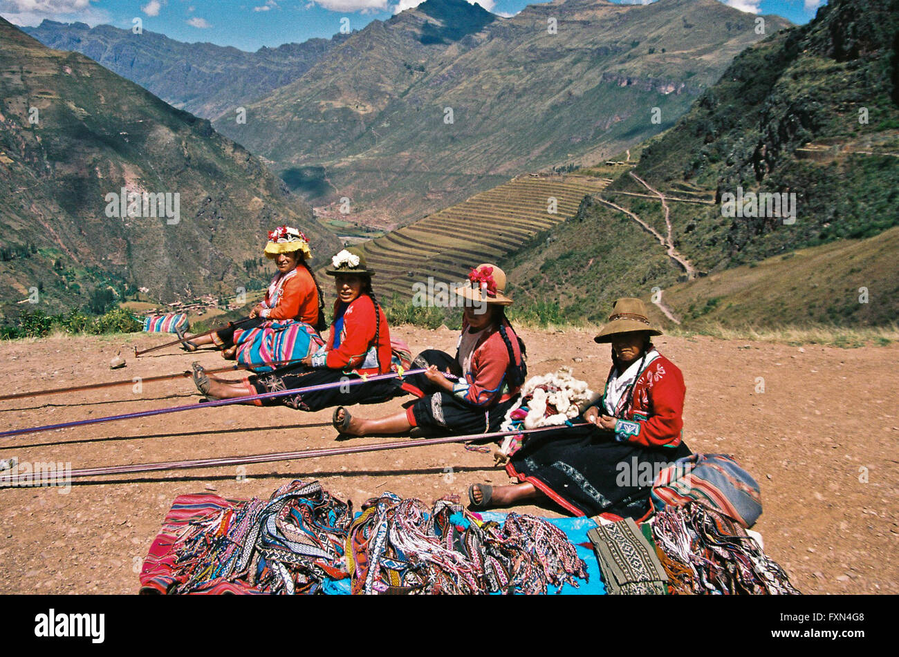 Quechua-Inderinnen mit Gurt Webstuhl weben Stockfoto