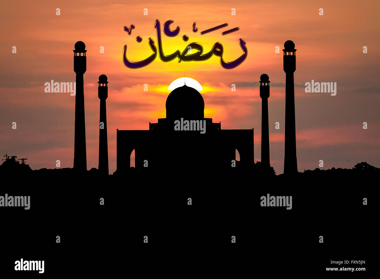 Silhouette-Moschee und ein inspirierendes Zitat auf Arabisch bedeutet Willkommen Ramadan. Ramadan steht vor der Tür. Stockfoto