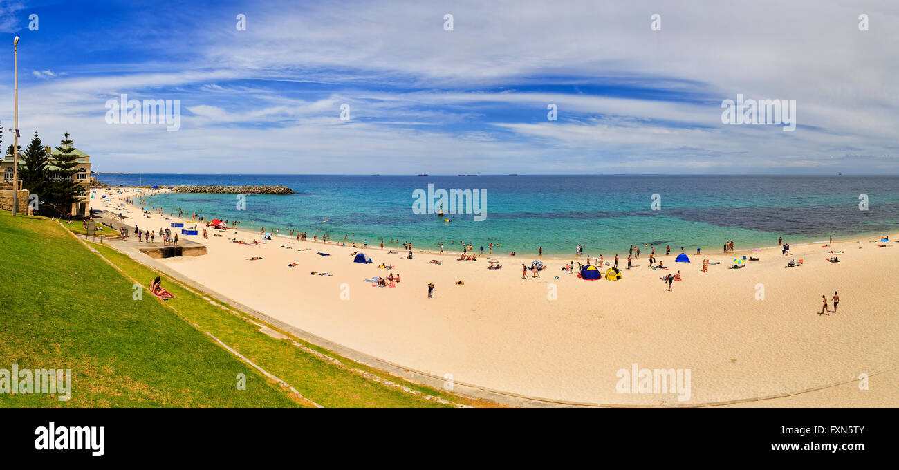 Beliebte Cottlesloe Strand in Perth an einem sonnigen Sommertag vom Pavillon zum breiten sauberen Sand der Küste mit entspannenden Menschen Stockfoto