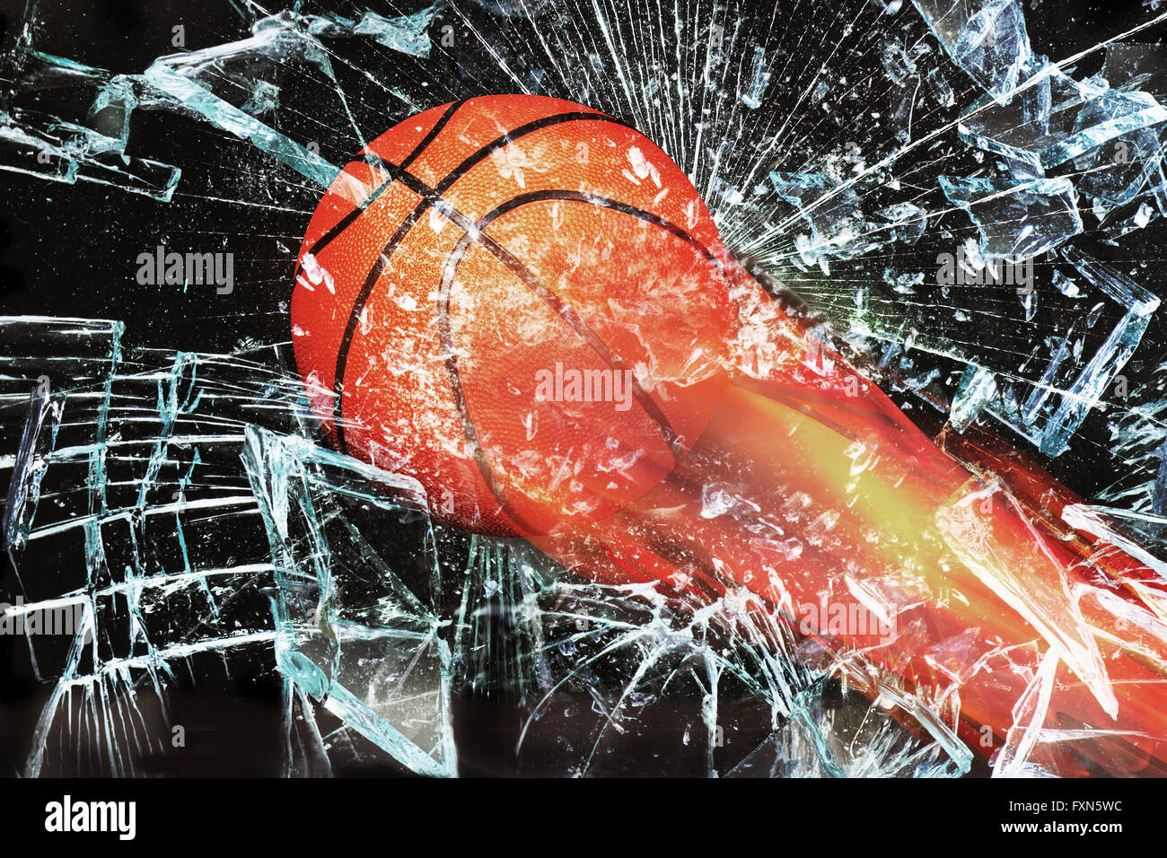 Basketball in Brand durch zerbrochenes Glasfenster. Stockfoto