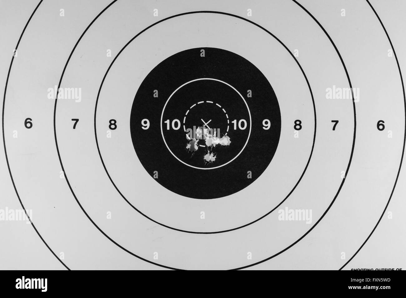 Schön engen Gruppierung von fünf Schüsse auf ein Papier-Ziel Stockfoto
