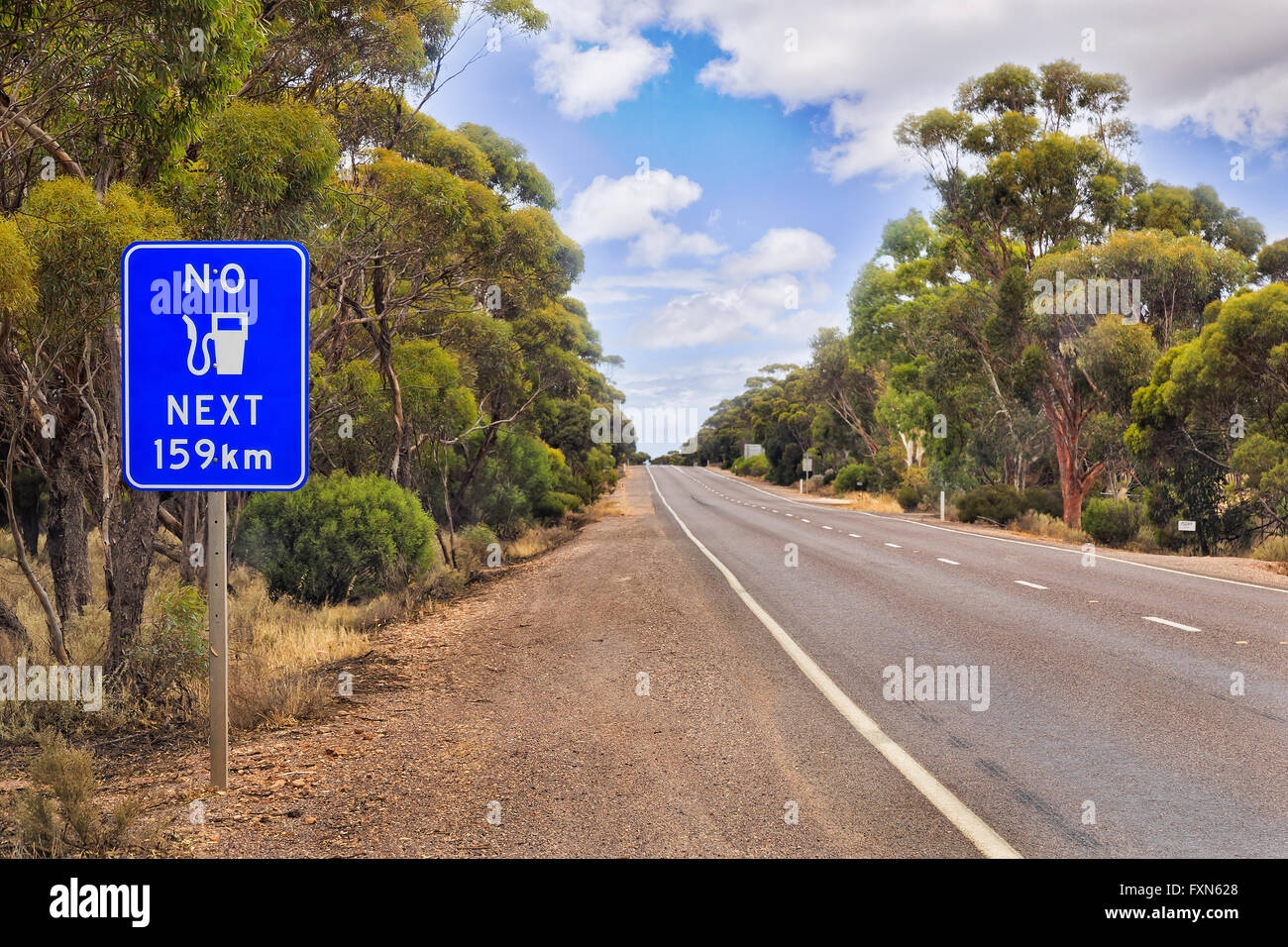 Kein Kraftstoff-Zeichen am Eyre Highway in South Australia. Natürlichen Eukalyptus-Wälder ohne ausgebaute Infrastruktur und Autofahren Stockfoto