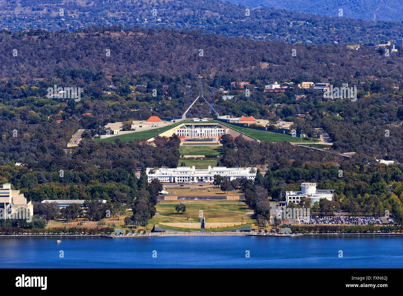 Australische nationale Parlamentsgebäude auf dem Capitol Hill in Canberra hinter alten weißen Parlament und Lake Burley Griffin von oben. Stockfoto