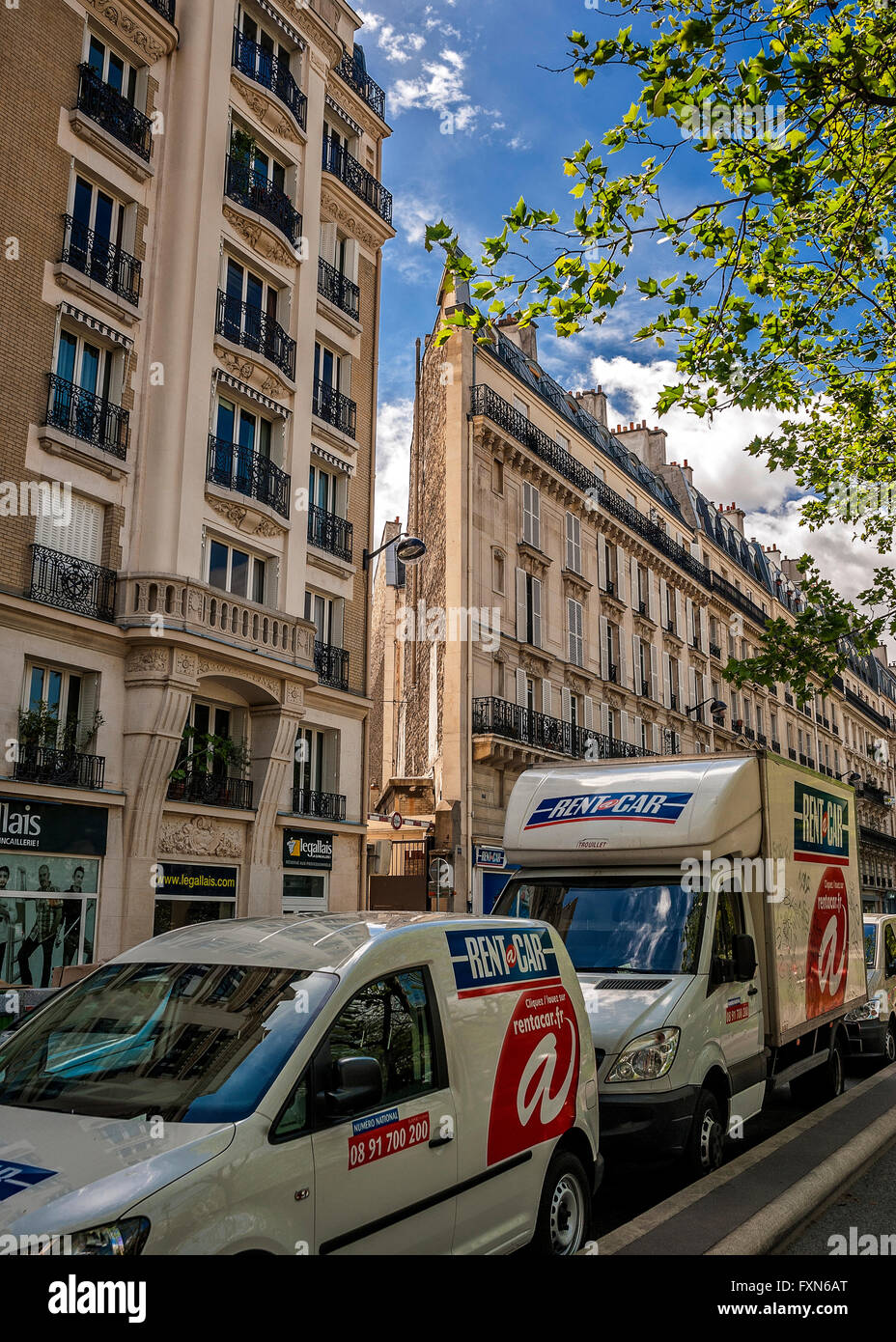 Vor dem Haus, das Rasieren kann, befindet sich am Boulevard Voltaire, Paris, Frankreich.  Ein schöner sonniger Tag im Mai. Stockfoto