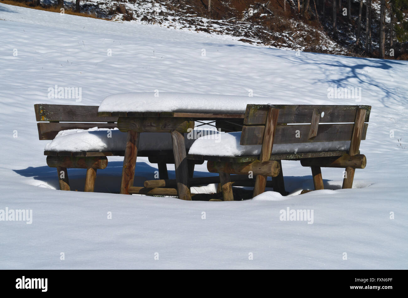 Pic-Nic-Bank und Tisch fallenden Schnee während des Winters in den italienischen Alpen Stockfoto