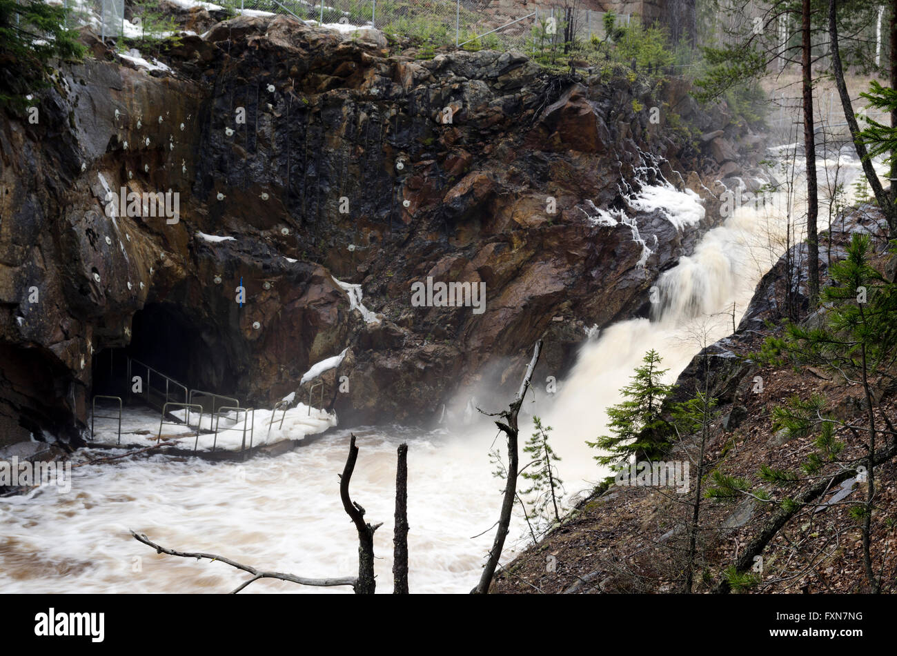 Eintritt in eine künstliche Art und Weise für den Lachs zu nehmen, wenn der Wasserfall zu hoch ist und in der gleichen beide gezählt und gewichtet Stockfoto