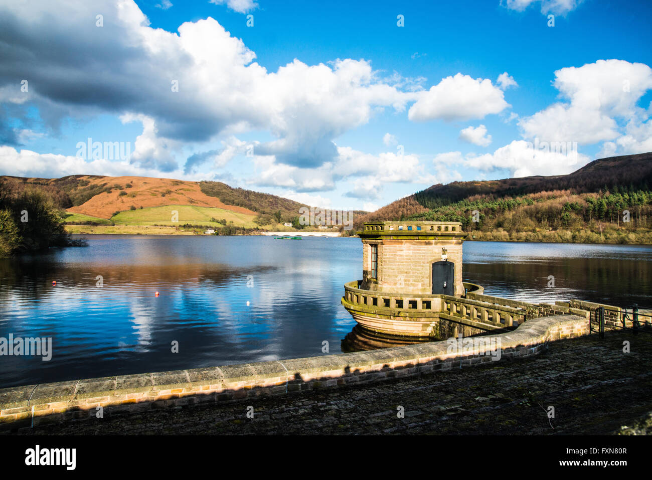 Ladybower Vorratsbehälter Ventil Turm Reinigung des Dammes Ray Boswell Stockfoto
