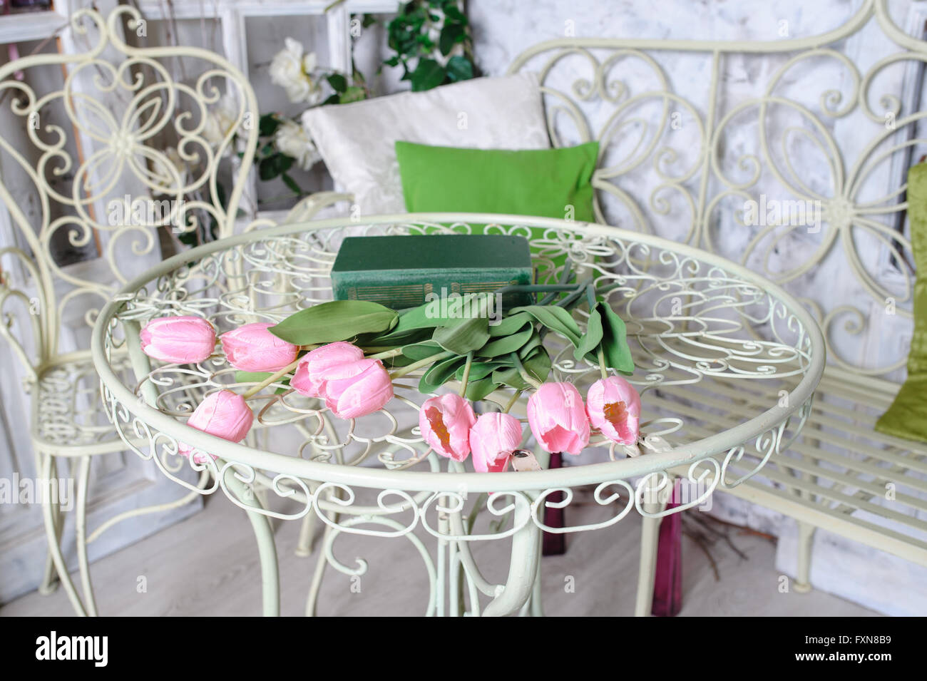Rosa Tulpen und Buch liegend auf Metall-Tisch vintage Stockfoto