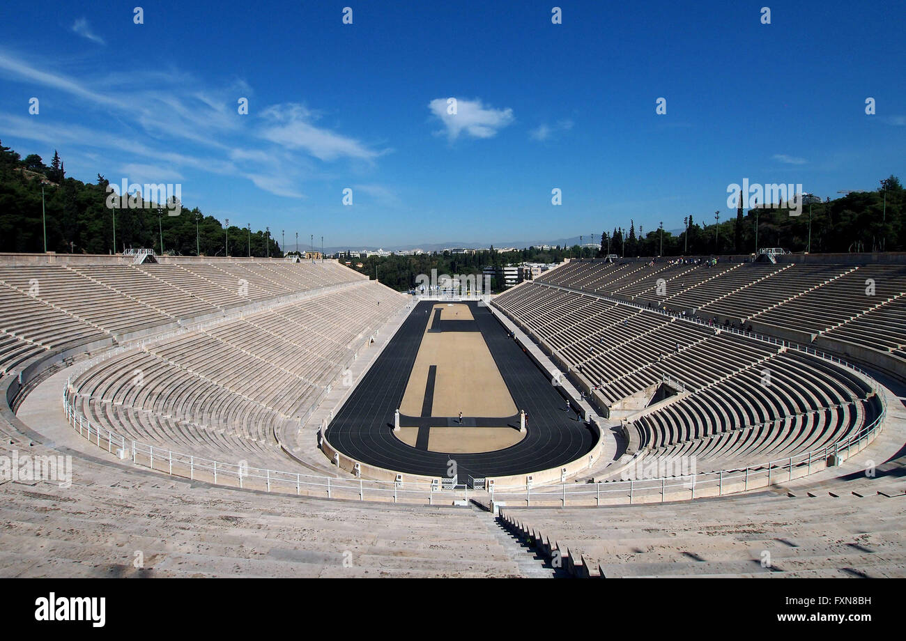 Ein Weitwinkel-Blick auf der Strecke und eine Sitzecke in der Olympia-Olympia-Stadion in Athen, Griechenland. Stockfoto