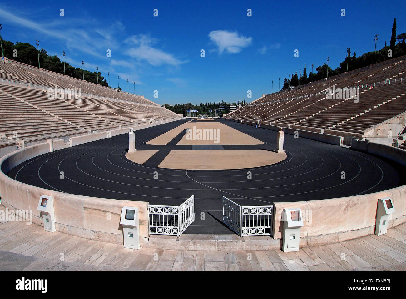 Ein Weitwinkel-Blick auf der Strecke und eine Sitzecke in der Olympia-Olympia-Stadion in Athen, Griechenland. Stockfoto