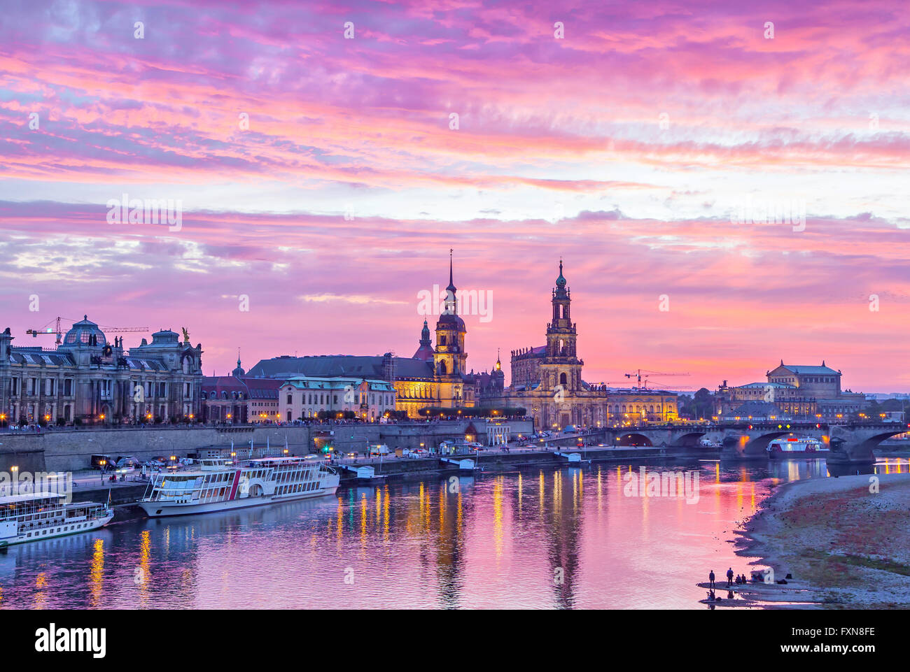 Ungewöhnliche lila Sonnenuntergang in Dresden, Deutschland Stockfoto