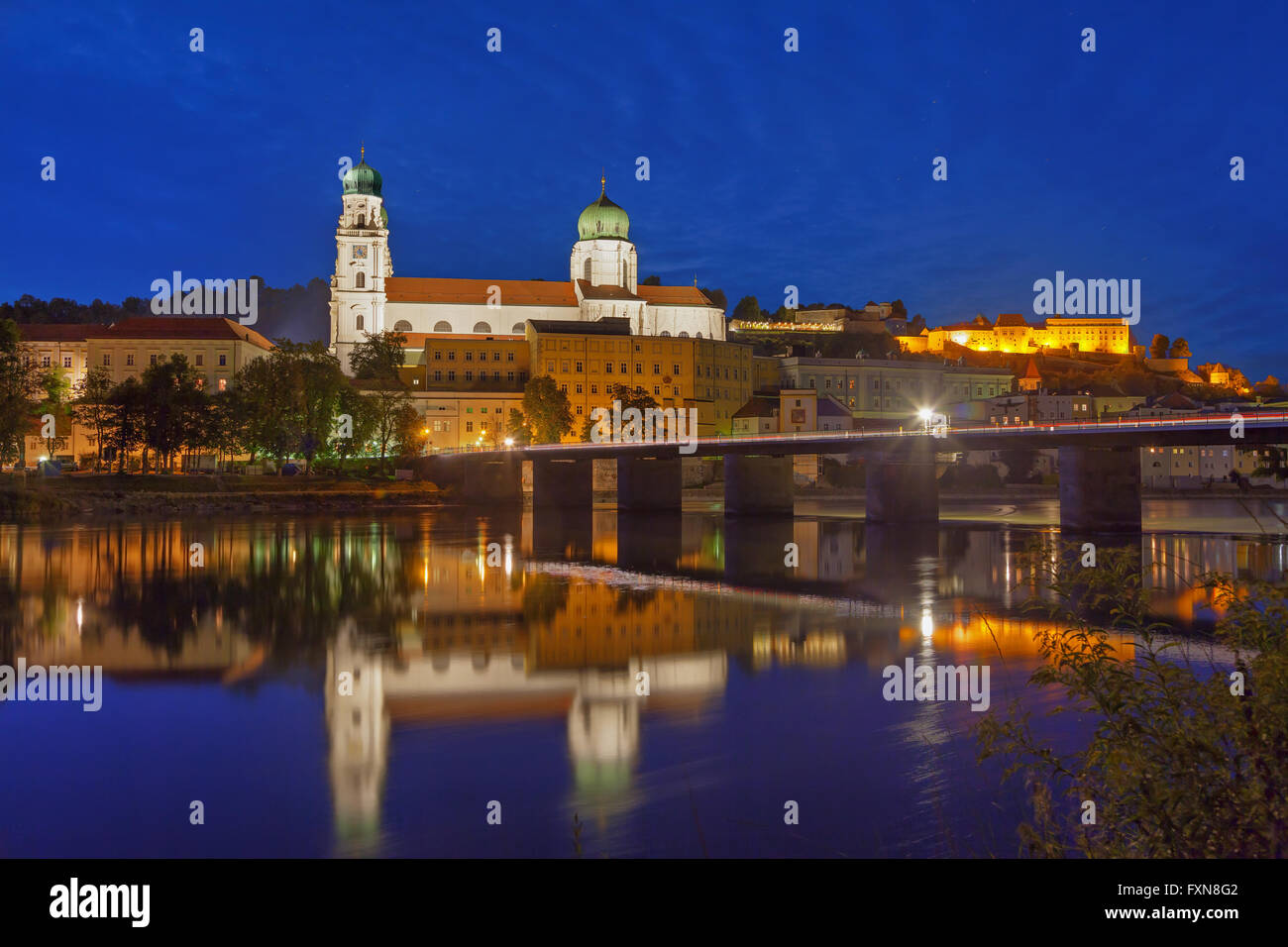 Marienbrucke Bridge und St. Stephan Cathedral am Abend, Passau, Deutschland Stockfoto