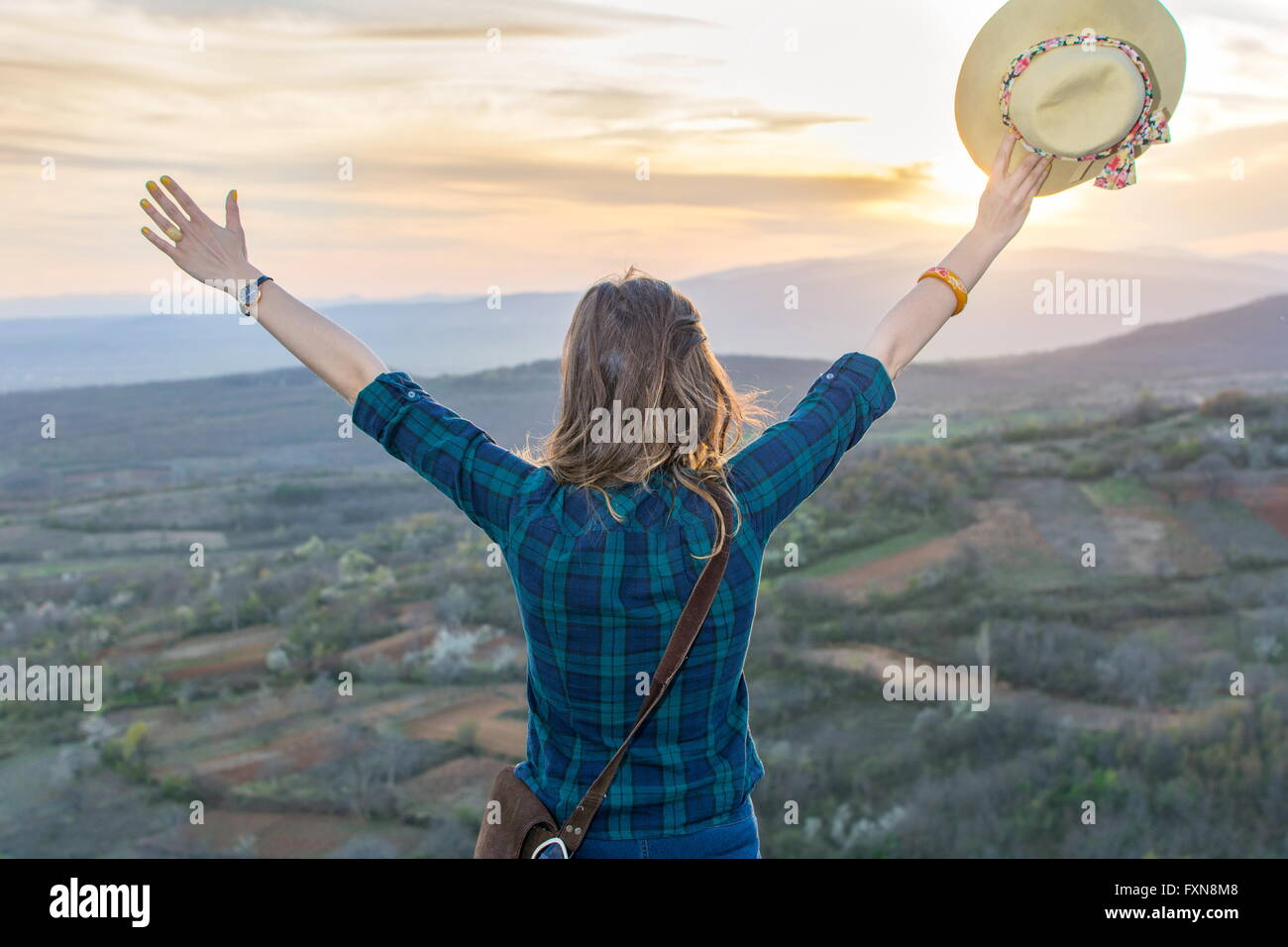 Frau Wanderer genießen den Sonnenuntergang mit der Hand Stockfoto