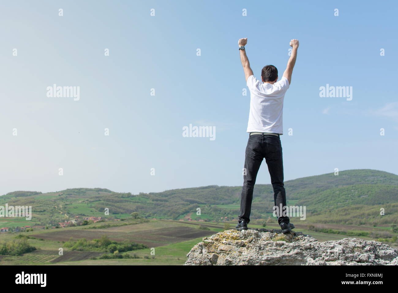 Männliche Wanderer genießen die Aussicht von oben Stockfoto