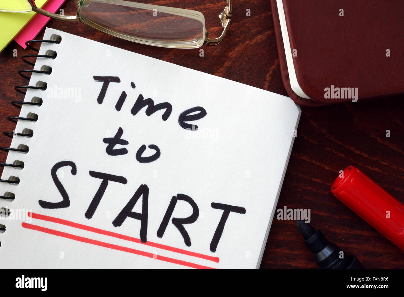 Zeit zum Start in ein Notizbuch geschrieben. Motivation-Konzept. Stockfoto