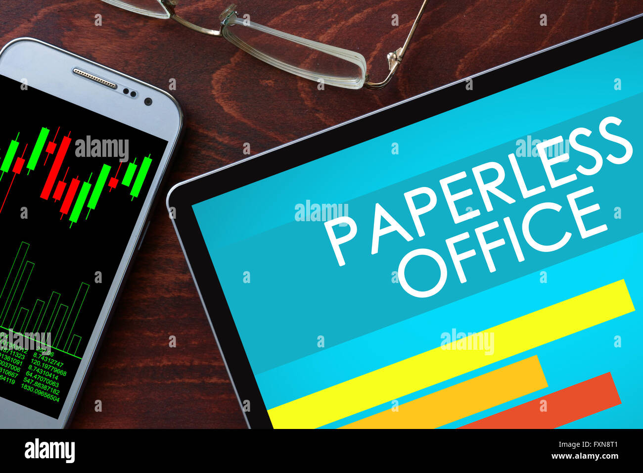 Papierloses Büro geschrieben auf einem Tablet. Business-Konzept. Stockfoto