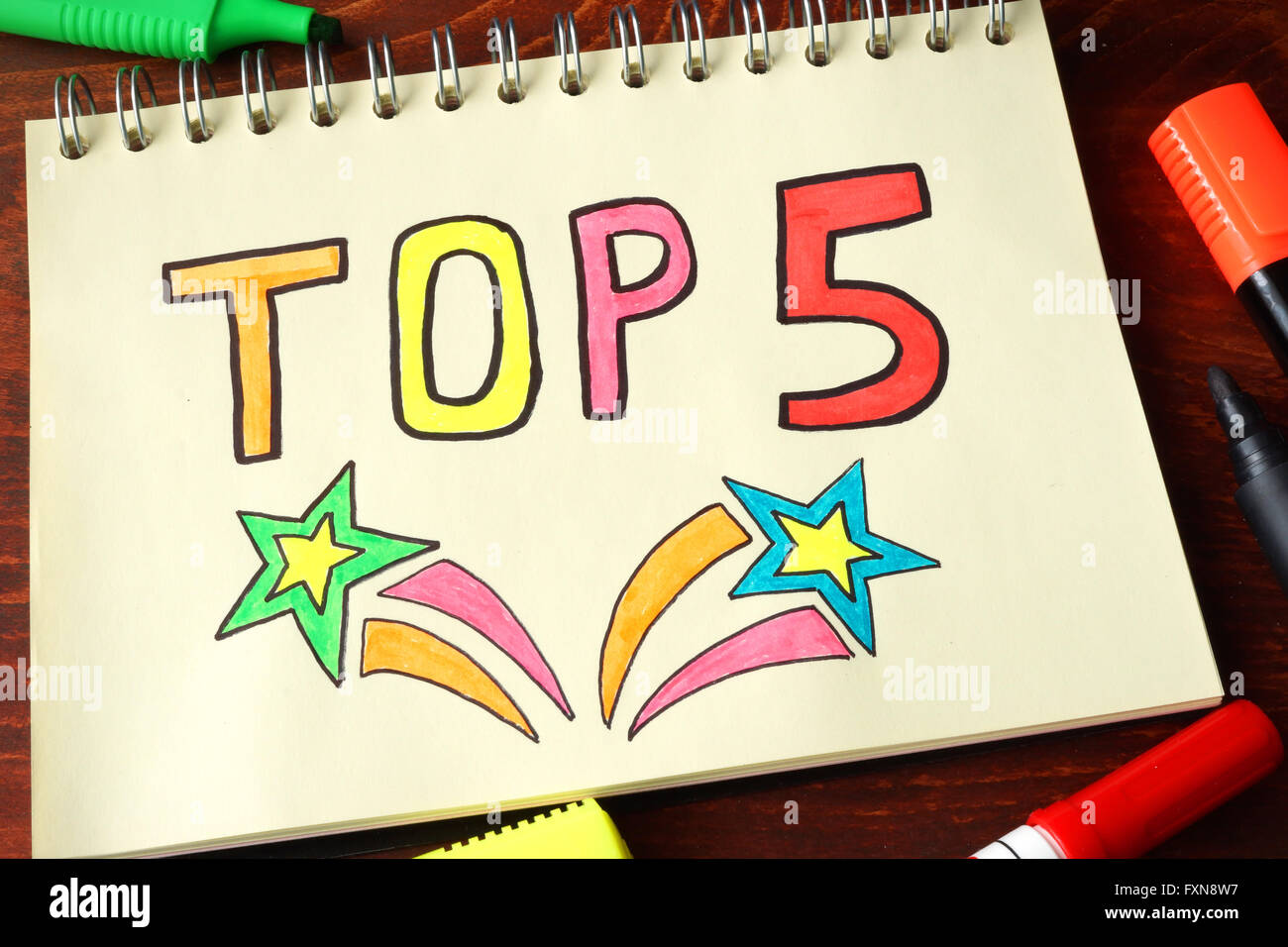 TOP 5 auf einem Notebook auf einem hölzernen Hintergrund geschrieben. Stockfoto