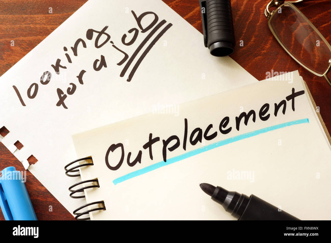 Outplacement, geschrieben auf einem Notizblock. Auf der Suche nach einem Job-Konzept. Stockfoto