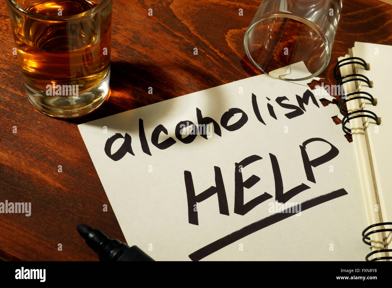 Wörter Alkoholismus Hilfe auf ein Papier geschrieben. Stockfoto