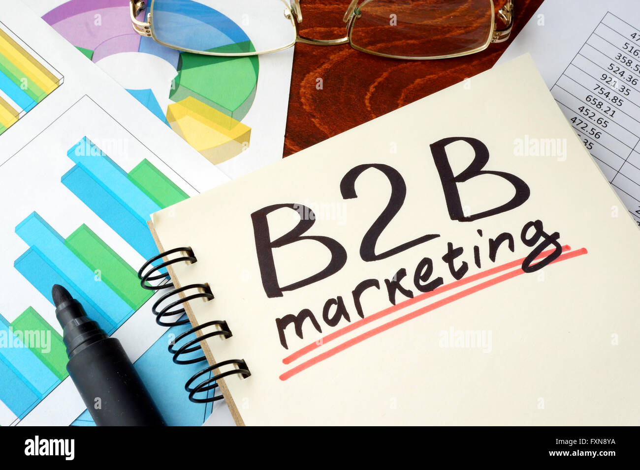 Wörter-b2b-Marketing geschrieben auf einem Notebook. Business-Konzept. Stockfoto