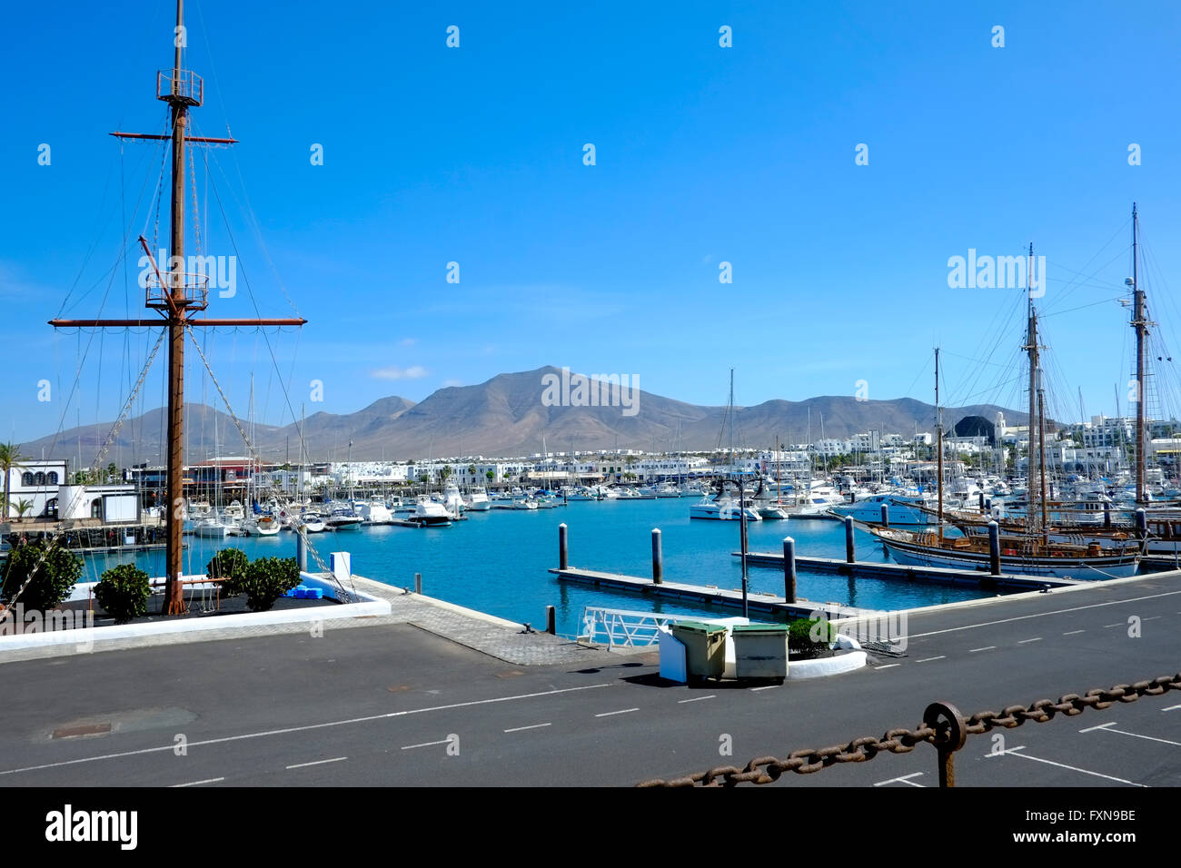 Ein Blick auf den Hafen am Hafen Rubicon, Lanzarote an einem schönen sonnigen Tag Stockfoto