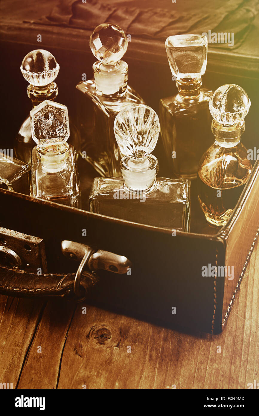Vintage Parfüm in einem alten Leder-Koffer. Retro-Effekt. Stockfoto