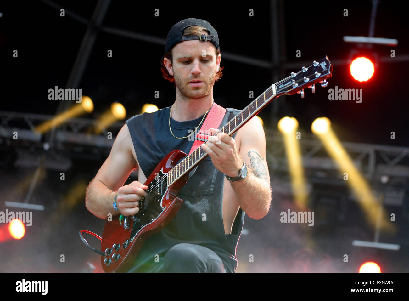 BENICASSIM, Spanien - 18.Juli: Gitarrist von Albert Hammond, Jr. (Band) führt auf FIB Festival am 18. Juli 2014. Stockfoto