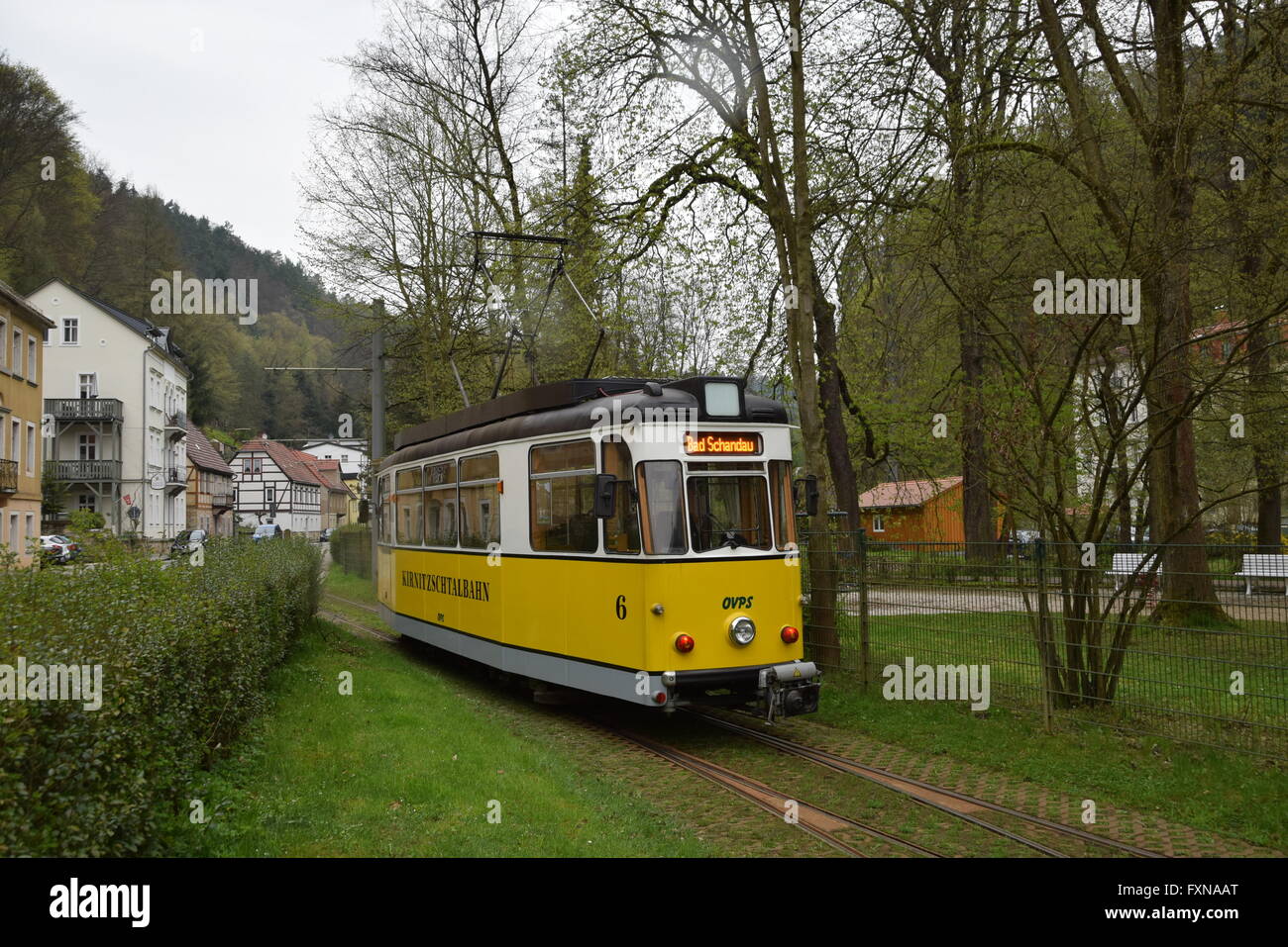 Deutschland, Sachsen, Bad Schandau. Kirnitzschtalbahn ländlichen Straßenbahn. 15. April 2016 Stockfoto