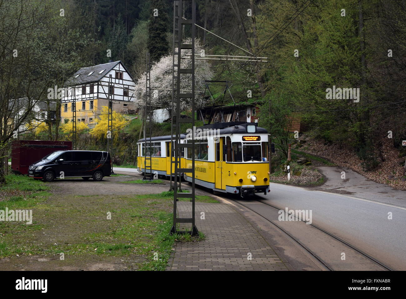 Deutschland, Sachsen, Bad Schandau. Kirnitzschtalbahn ländlichen Straßenbahn. 15. April 2016 Stockfoto