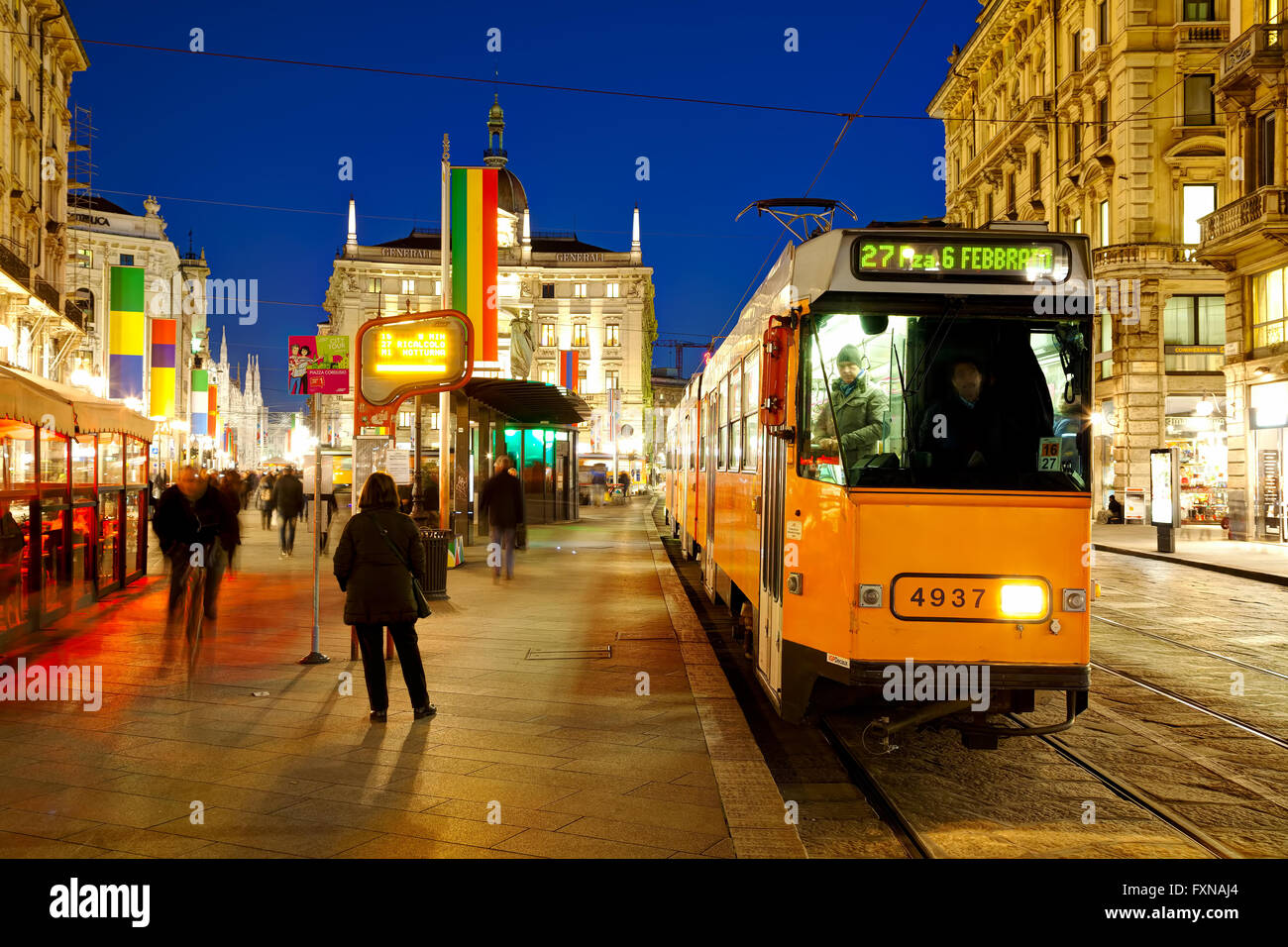 Mailand, Italien - 24. NOVEMBER: Via Dante Einkaufsstraße mit Menschen in der Nacht vom 24. November 2015 in Mailand, Italien. Stockfoto