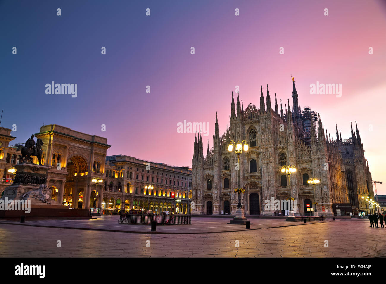 Mailand, Italien - 25 NOVEMBER: Dom mit den Menschen in den frühen Morgenstunden am 25. November 2015 in Mailand, Italien. Stockfoto