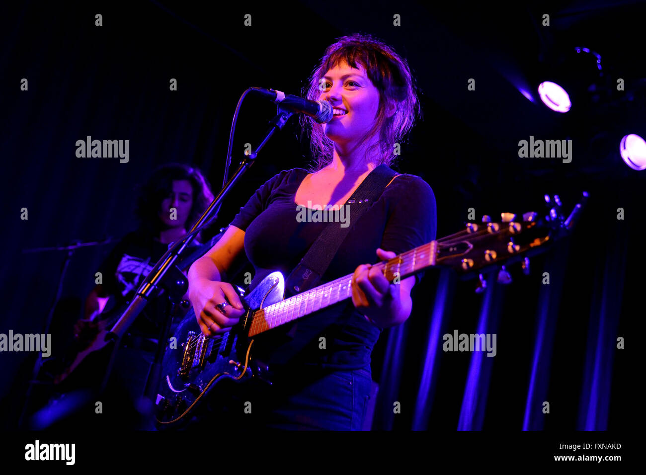 BARCELONA - 30. September: Angel Olsen (Folk und Indie-Rock-Sänger und Gitarrist) führt am Apolo Veranstaltungsort. Stockfoto