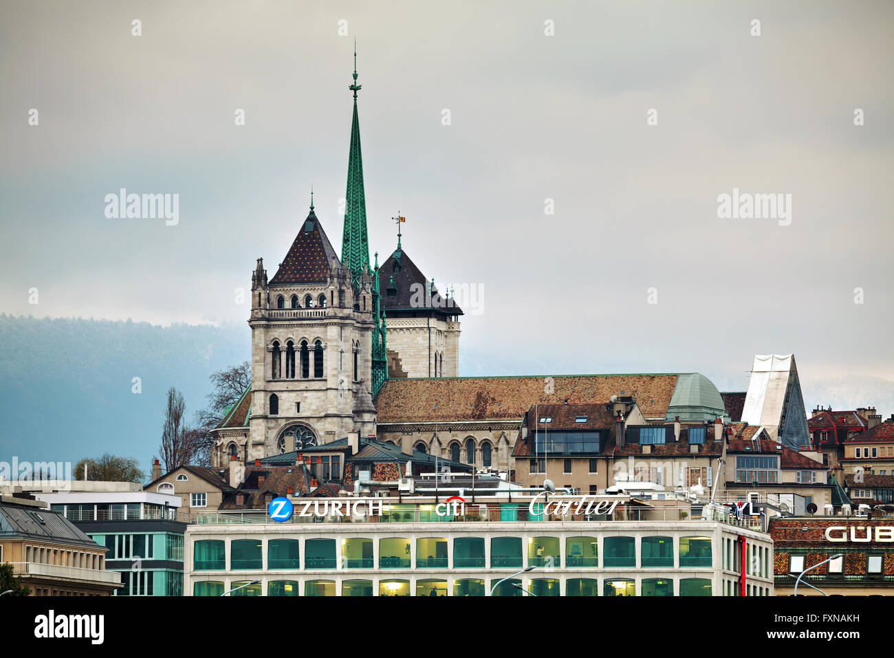 Genf, Schweiz - NOVEMBER 27: Genf Stadtbild Übersicht mit Kathedrale St-Pierre am 27. November 2015 in Genf Stockfoto