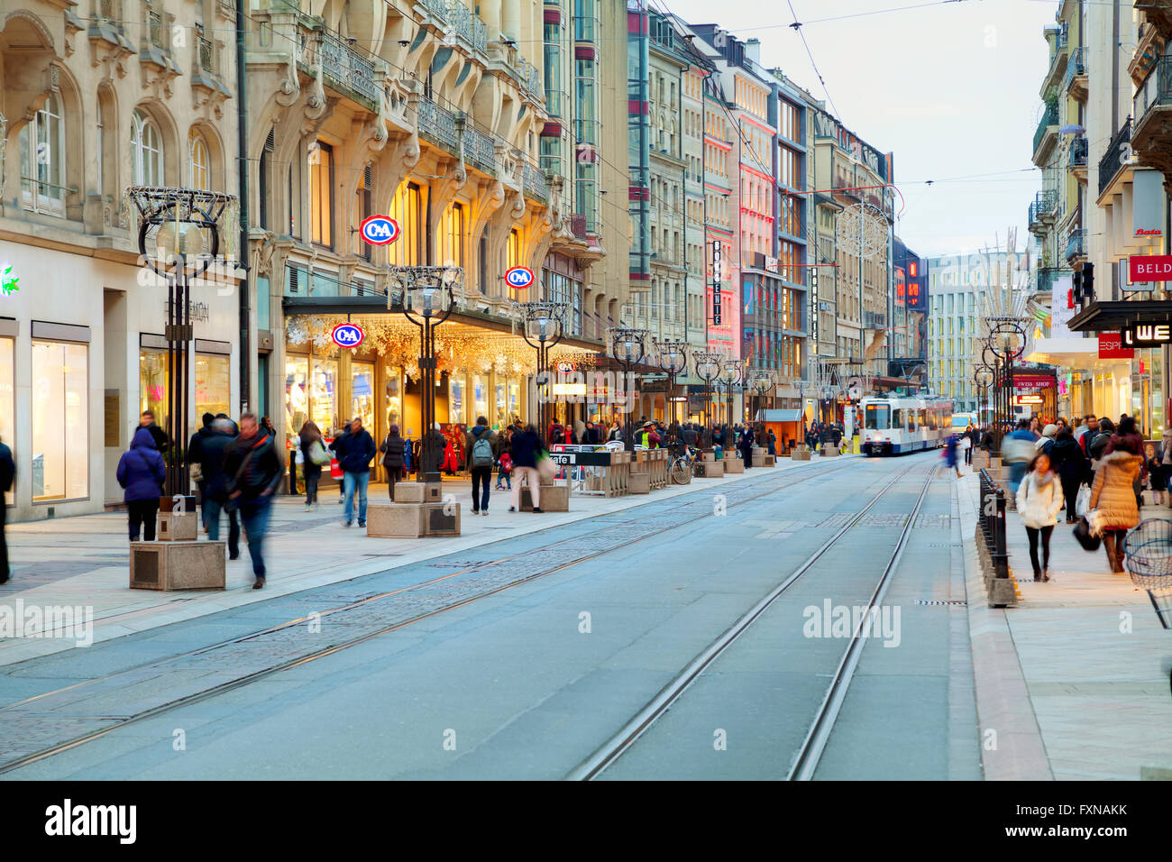 Genf, Schweiz - NOVEMBER 27: Rue du Rhone mit Menschen am 27. November 2015 in Genf, Schweiz. Stockfoto