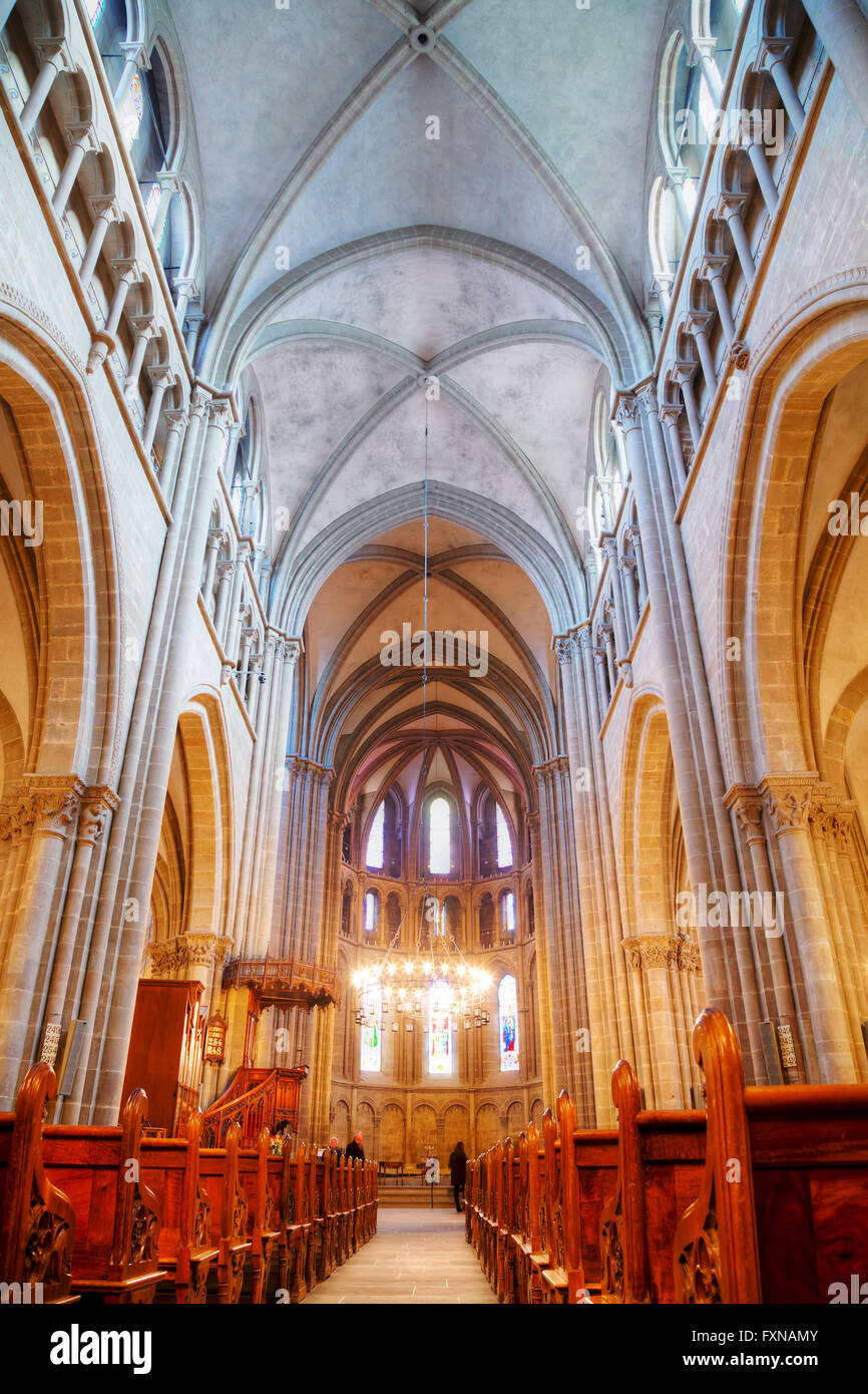 Genf, Schweiz - NOVEMBER 28: Kathedrale St-Pierre Interieur mit Menschen am 28. November 2015 in Genf, Schweiz. Stockfoto