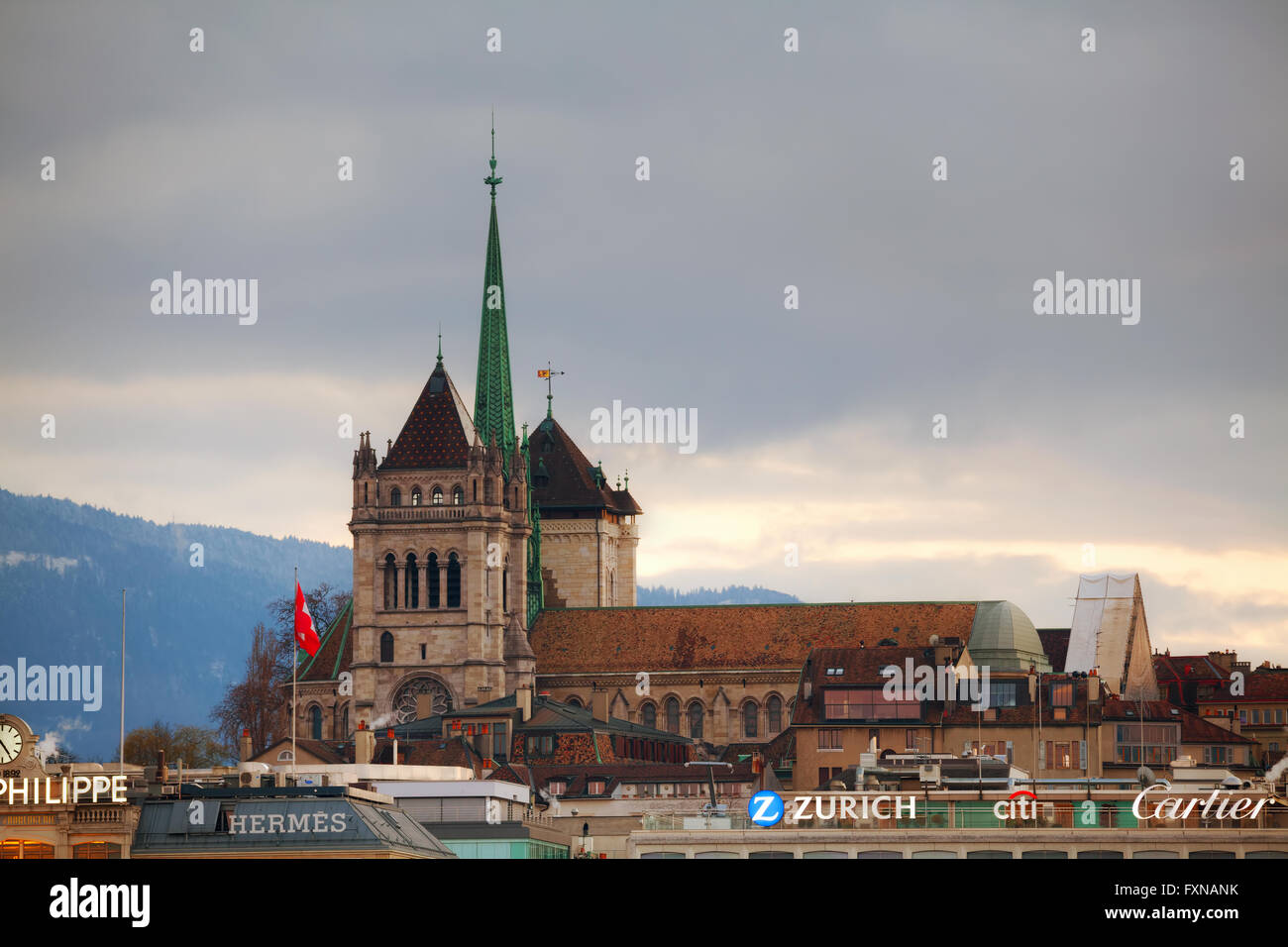 Genf, Schweiz - NOVEMBER 27: Genf Stadtbild Übersicht mit Kathedrale St-Pierre am 27. November 2015 in Genf Stockfoto