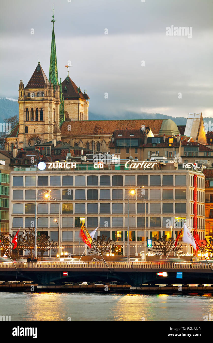 Genf, Schweiz - NOVEMBER 28: Genf Stadtbild Übersicht mit Kathedrale St-Pierre am 28. November 2015 in Genf Stockfoto