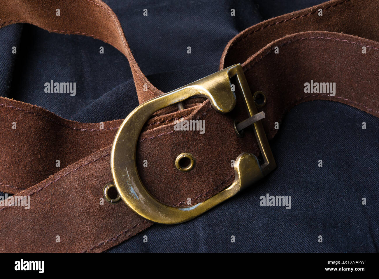 Nahaufnahme des Armbands aus braunem Wildleder mit gelben Metall Schnalle Stockfoto