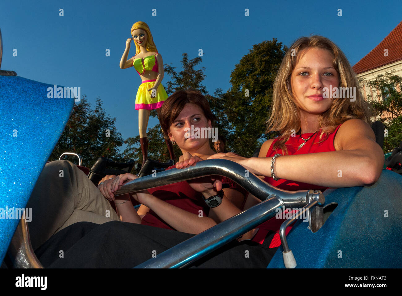 Teenager-Mädchen auf einer mährischen Dorfmesse in Tschechien Stockfoto