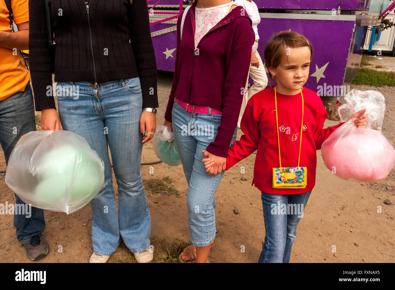 Eine Familie auf dem Stadtfest mit Zuckerwatte, mährischen Dorf, Tschechische Republik Stockfoto