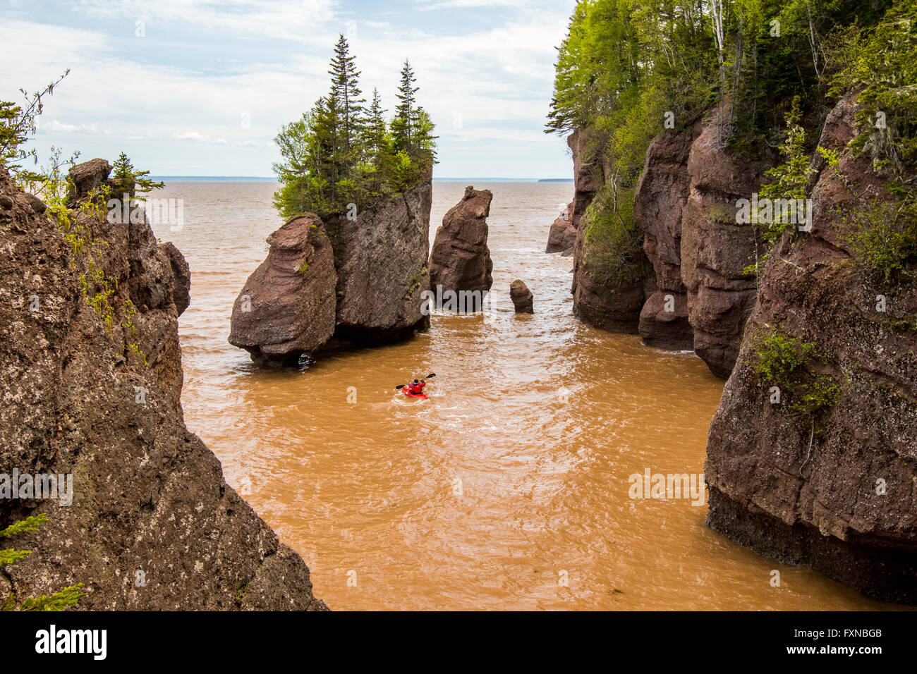 Hopewell Rocks kayaker Strand bei Flut mit Kajak, Kayaker in Wasser. Die Bucht von Fundy, New Brunswick, Kanada Stockfoto