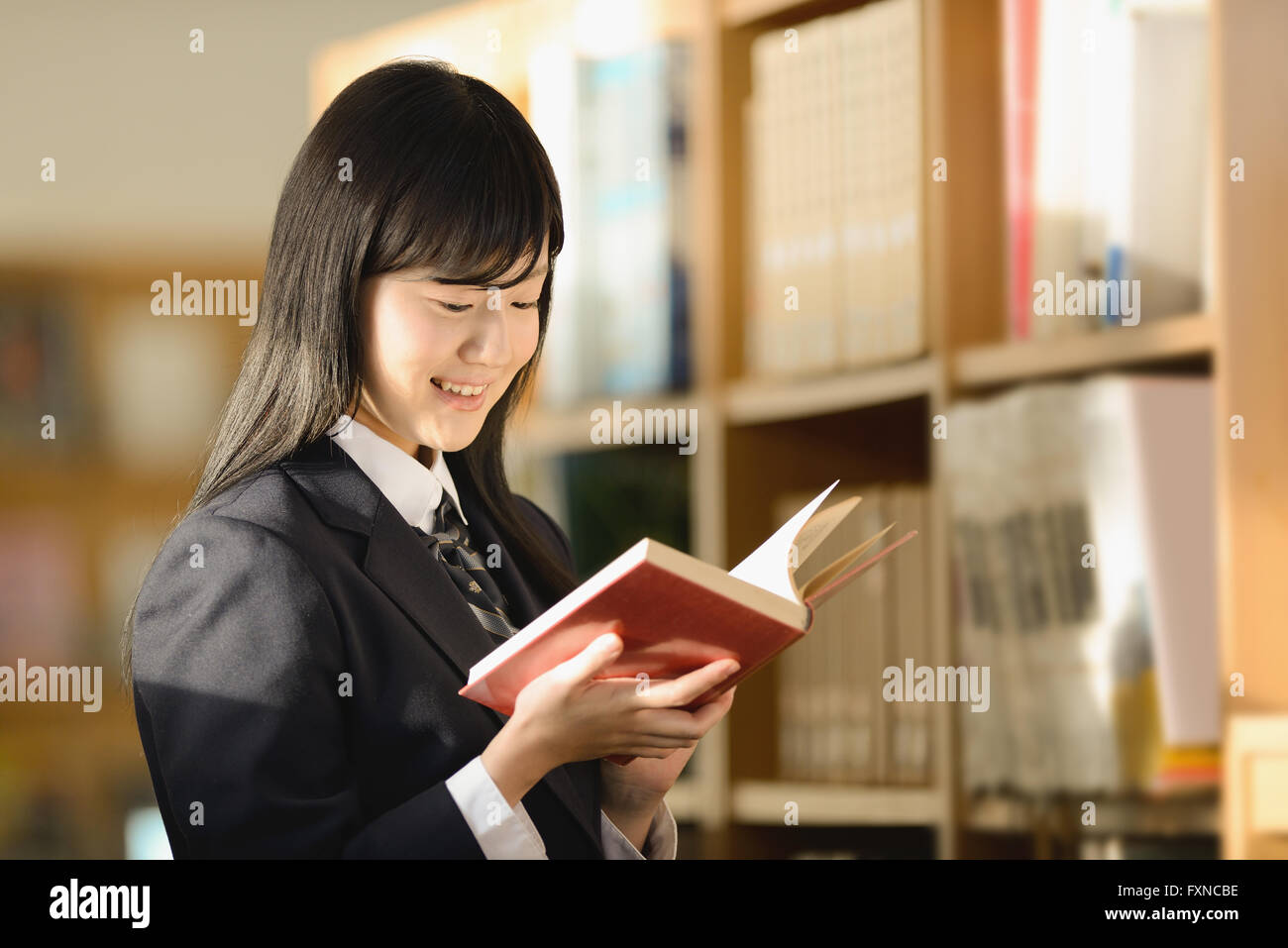 Japanische High-School-Schüler in der Schulbibliothek Stockfoto