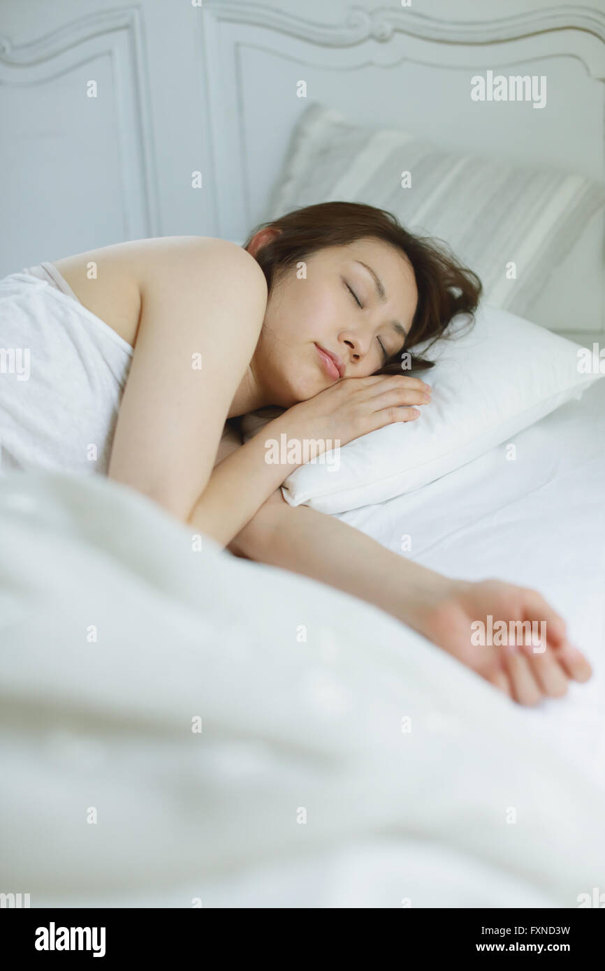 Junge attraktive Japanerin schlafend im Bett Stockfotografie - Alamy