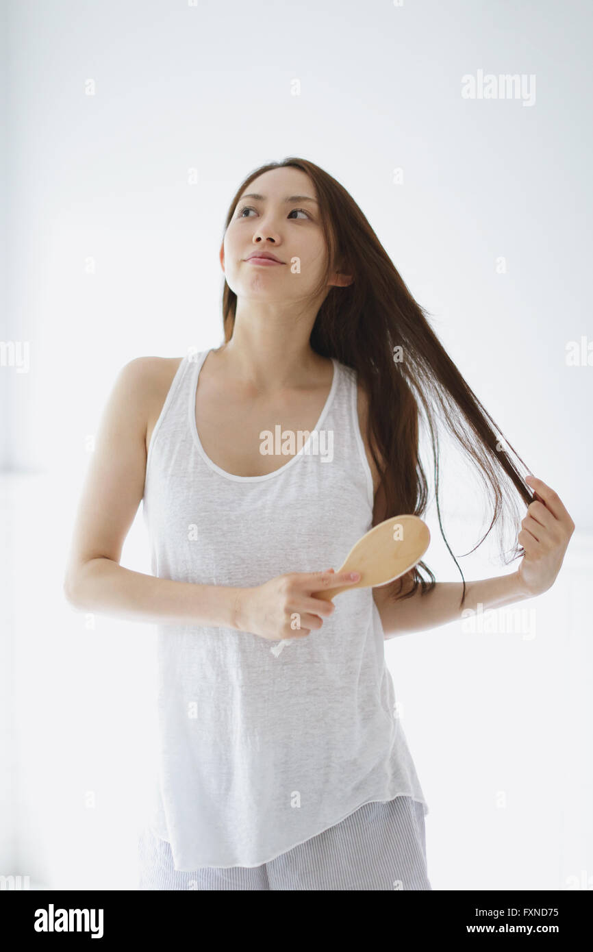 Junge attraktive Japanerin dabei ihre Haare im Bad Stockfoto